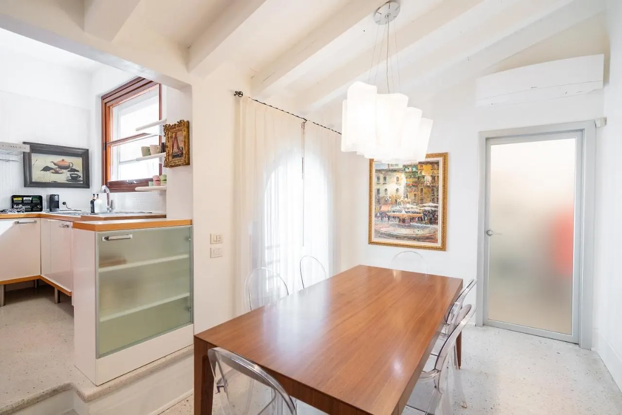 Apartament Terrazza Garibaldi By Postcardsfrom Werona 0*,